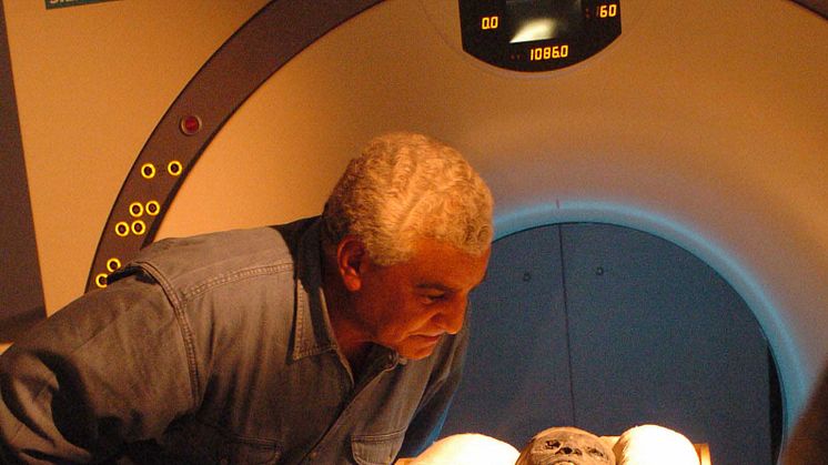 Dr Zahi Hawass leder tekniska undersökningar av Egyptens mumier