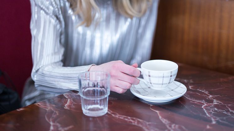 Även att lyfta en kaffekopp är en rörelse som kroppen förbereder. Foto: Ulrika Bergfors