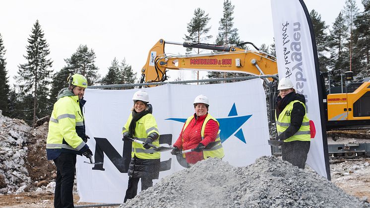 Fotograf: Jonas Westling. Från vänster - Peder Dahlberg - projektchef på NCC, Lina Öien - chef hållbar utveckling på Riksbyggen, Emma Lidström blivande boende, Evelina Fahlesson - kommunalråd, Skellefteå kommun