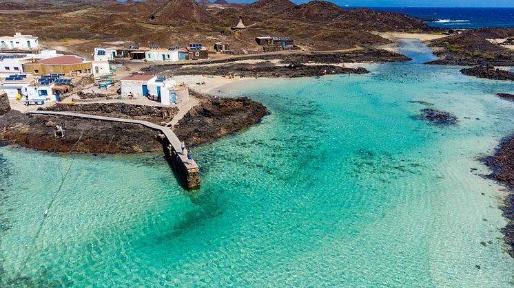 Med båt 20 minuter från Fuerteventura finner man spektakulära Puertito de Lobos. Foto: The Canary Islands