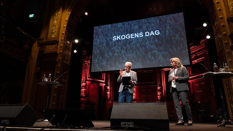 Moderatorer på Skogens dag är även i år Sverker Olofsson, journalist, och Camilla Sandström, professor vid Umeå universitet.