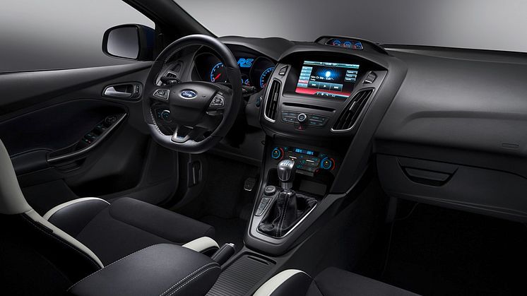 A Ford bemutatja a 350 lóerős, új Focus RS-t; Az izomautót Ken Block szabadítja rá Goodwood aszfaltjára