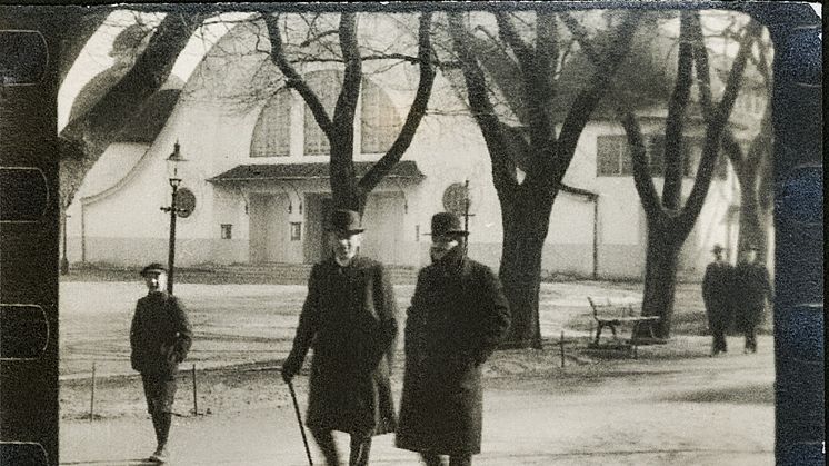 Wilhelm Stenhammar och Jean Sibelius promenerar i allén framför Konserthuset på Heden, Göteborg.