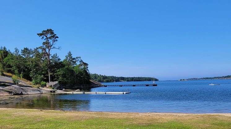 Den långa badbryggan i Järnavik har renoverats under vintern. Den nya brygga bjuder in till bad, sol och mer friluftsliv. 