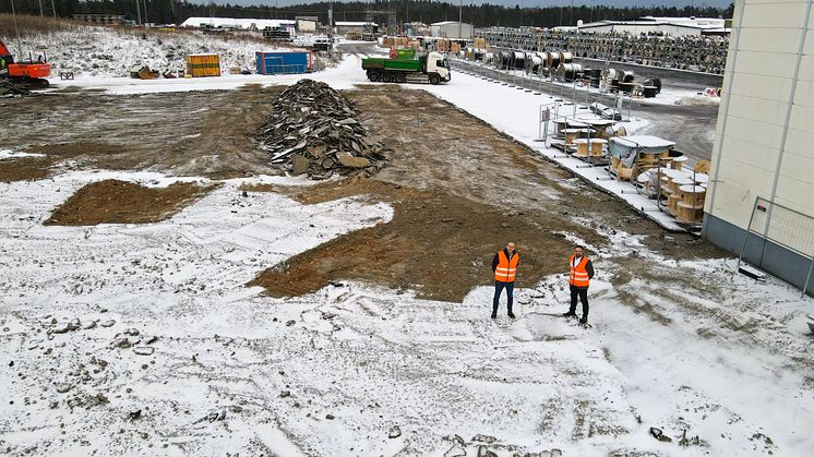 Lars Josefsson, VD Nexans Sverige och Syamend Al Ali, fabrikschef Nexans visar var det nya automatiserade logistikcentret ska uppföras.