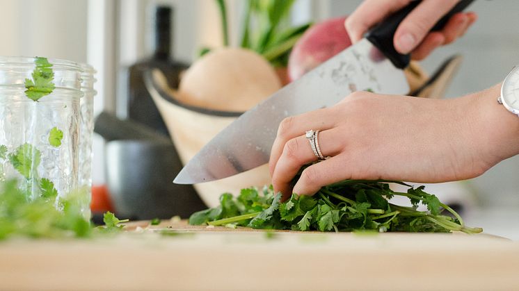 Minska risken för att bli sjuk under rötmånaden genom att tvätta händerna ofta och använda olika skärbrädor för kött och grönsaker.