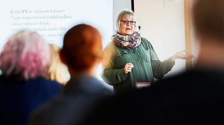 Vad är egentligen ”våld i nära relation”? Lena Öfverholm-Månsson snabbutbildar bibliotekspersonalen. Foto: Maria Fäldt