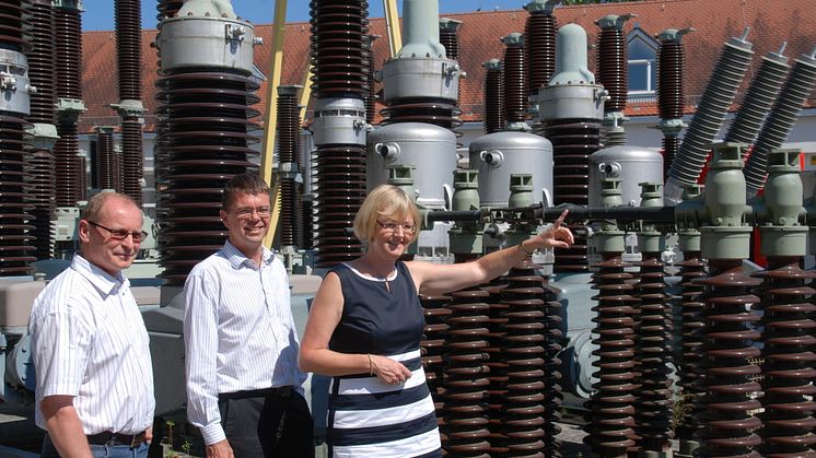 Foto: vl. Albert Breitsameter, Netzbauleiter am Netzcenter Pfaffenhofen, Stefan Theiner, verantwortlich für die oberbayerischen Netzdienste und Ursula Jekelius, Regionalleiterin für Oberbayern.