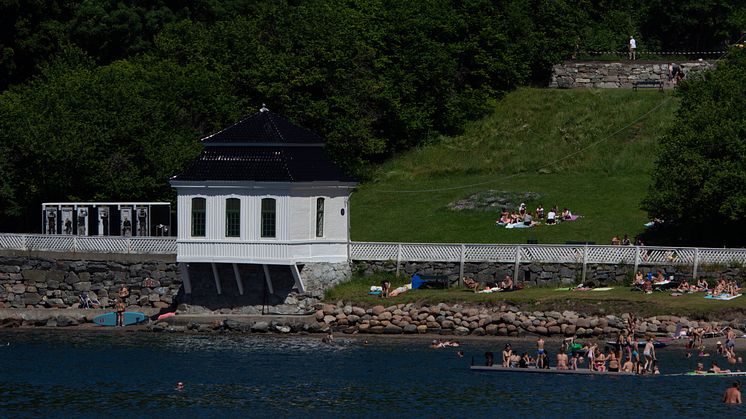Paviljongen i Hvervenbukta i skjønn forening med badesesongen Foto Jørgen Rist Holmen/Kulturetaten