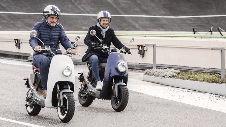 Doing electro mobility in style: the new NITO NES5 driven by César Mendoza, CEO & Founder of NITO, and Martin Henne, CEO of ElectricBrands. Foto: NITO 
