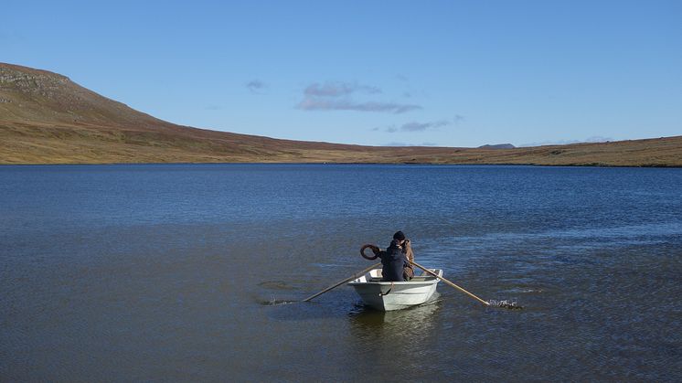 Groundwaters that circulate through the subsoil as a result of melting permafrost can transport carbon dioxide and methane to arctic lakes and in turn be emitted to the atmosphere. 