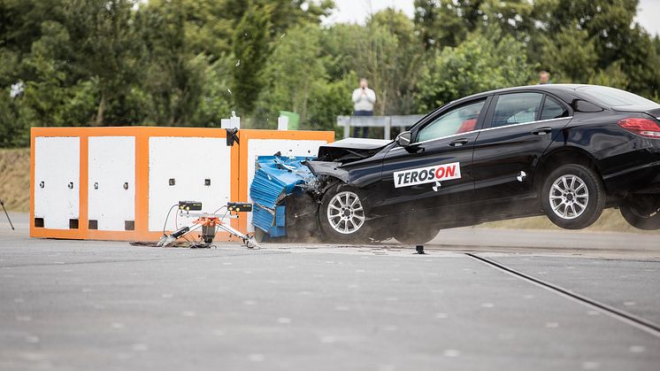 Extraordinary live crash test: Henkel demonstrated the power and efficiency of its car repair solutions just 30 minutes after bonding the windscreen. 