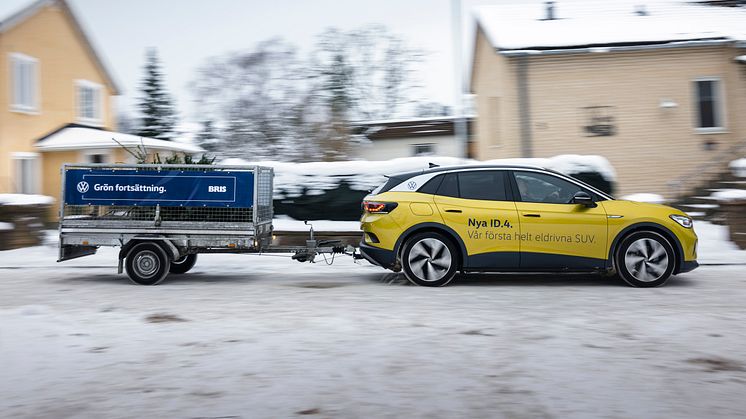 Volkswagen har samlat in utslängda julgranar med hjälp av sin nya elbil ID.4.