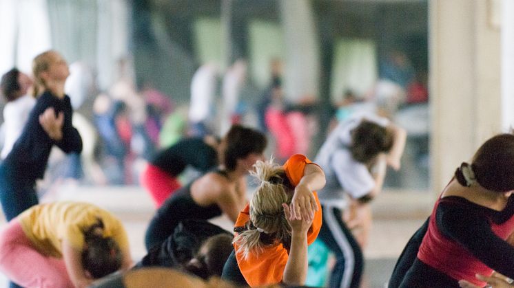Dans för hälsa fokuserar på hur tjejers psykiska välmående kan förbättras med hjälp av kravlös dans. 