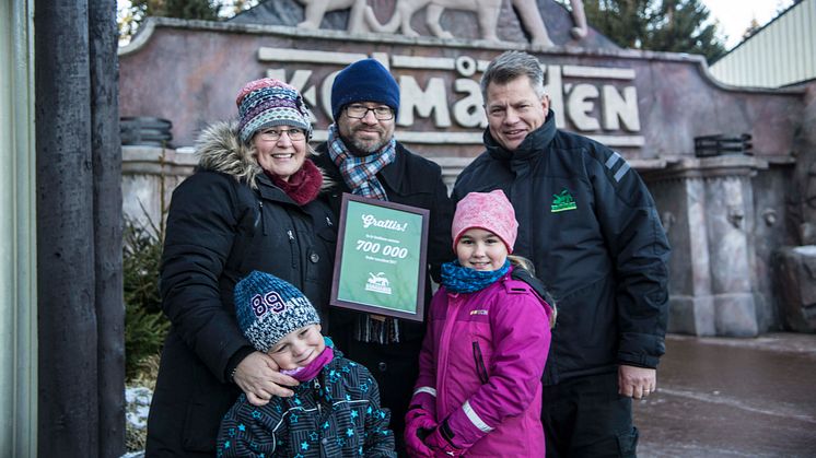 Anna Lövheim blev gäst nummer 700 000. Här tillsammans med familjen: Daniel och barnen Oscar och Alice. Niclas Palmqvist, VD Kolmården till höger. Familjen fick en exklusiv guidning hos de röda pandorna. 