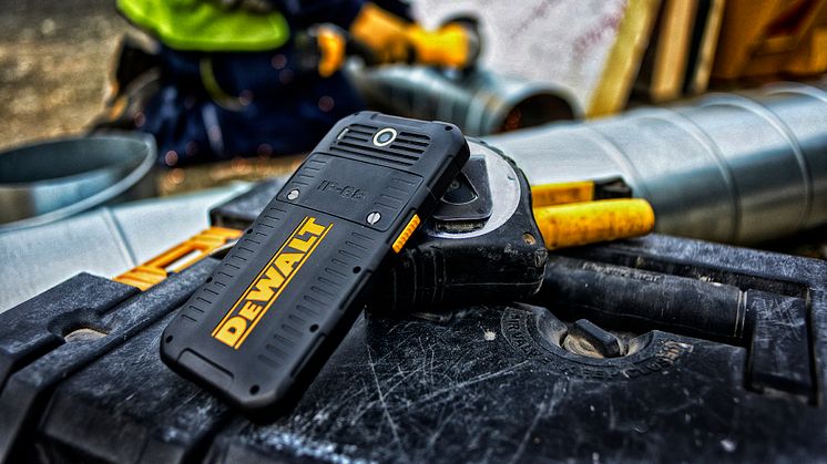 DEWALT tuo kestävän MD501 Android -älypuhelimen pohjoismaisille markkinoille yhteistyössä Global Mobilen ja Ingram Micron kanssa