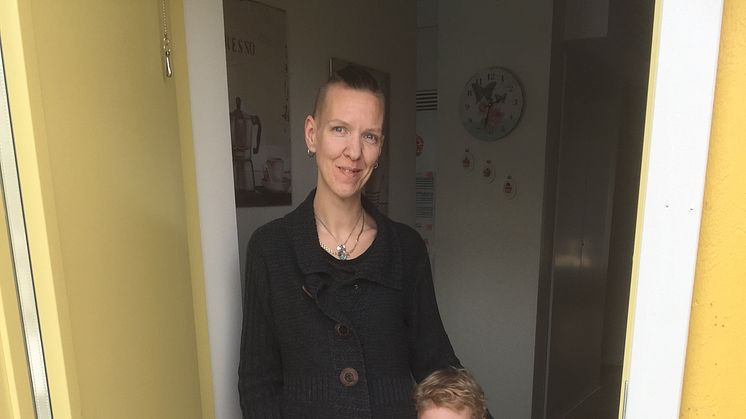 Karin Westerberg, hyresgäst i kv Skördetröskan,  med sonen Cazper jublade åt nyheten att hon i april, pga den retroaktiva sänkningen, betalar 1800 kr i hyra istället för 9050 kr som hyran från maj blir.