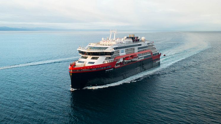 MS Fridtjof Nansen naming_approaching Svalbard.jpg