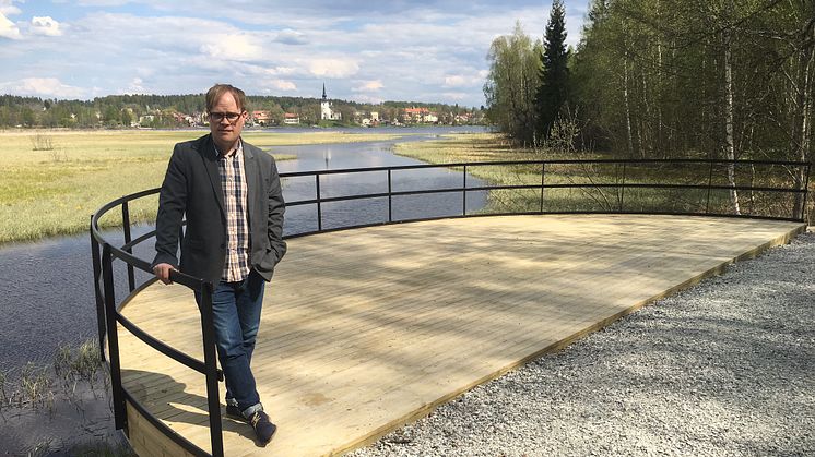 Stefan Jansson vid Skådeplatsen - den lilla amfiteatern längs med vandringsleden Lindessjön runt ut mot Parkudden där sommarens teatervandring ”Vågspel” kommer att ges.
