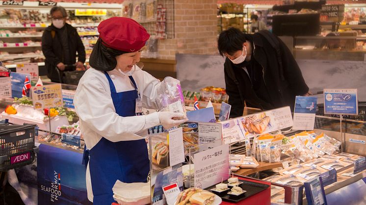 servering av makrellsandwich i japansk butikk