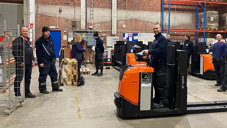 Nylevererade plocktruckar med litiumjon-batterier hos Martin & Servera Logistik i Norrköping. 