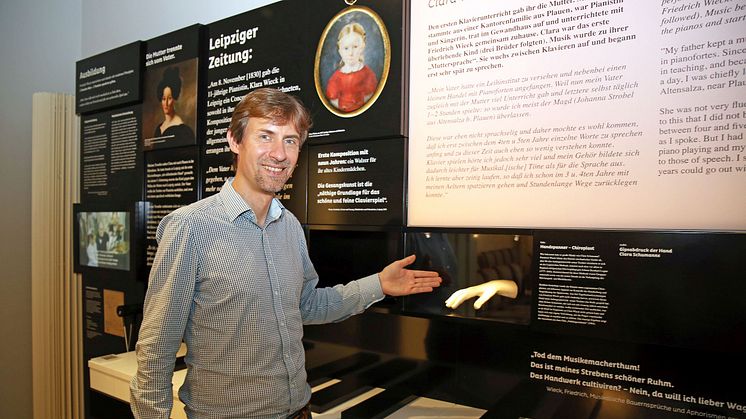 Gregor Nowak gewährt einen ersten Blick in die neue Dauerausstellung im Schumann-Haus