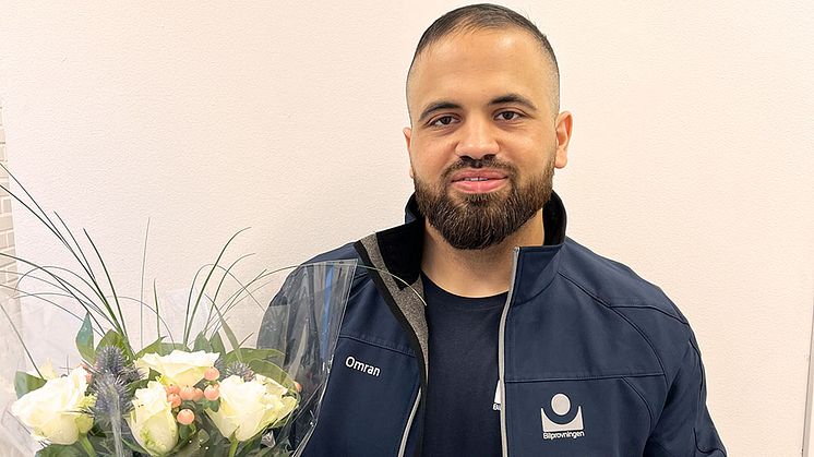 Omran El-Kayed som är besiktningstekniker på Bilprovningen Malmö-Hanö har utsetts till månadens medarbetare. Foto: Bilprovningen