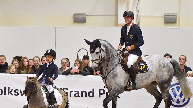 Simon Valfridsson och Peder Fredricson rider några varv på banan till folkets jubel efter att  Simon klippt bandet. FOTO: Haide Westring