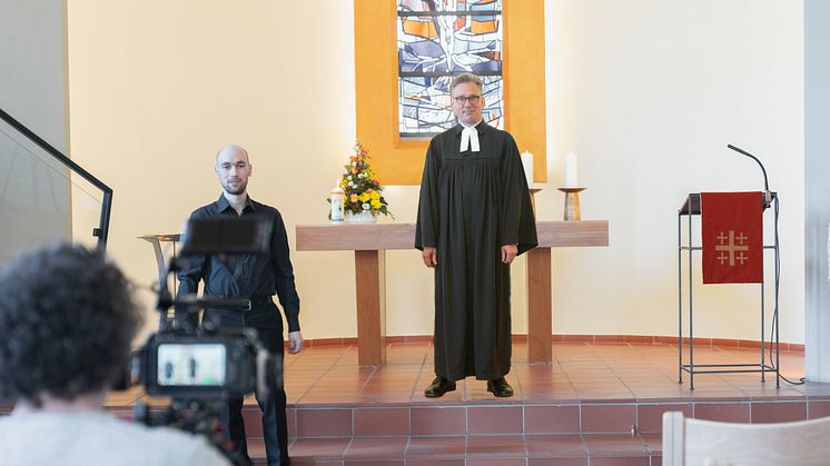 Bei der Video-Produktion: Stefan Betzler (freier Mitarbeiter der Hephata-Öffentlichkeitsarbeit, von links), Organist Martin Kaiser und Pfarrer Maik Dietrich-Gibhardt.