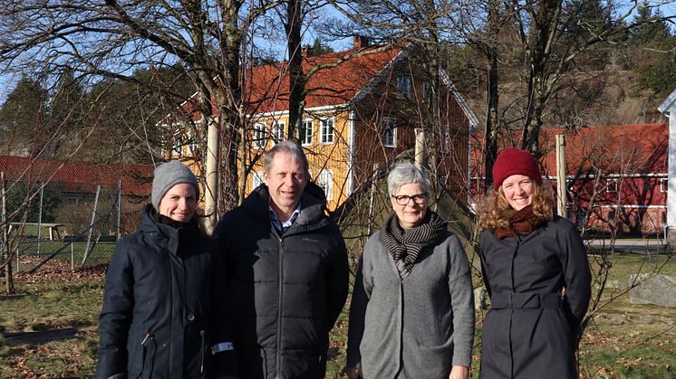 Andelslandbruk i fokus på Søgne videregående skole. Fra venstre: Alexandra Devik, Ole Magne Omdal (Fylkesmannen i Vest-Agder), Kari Brunvatne Kleivset (rektor på Søgne) og Marte Guttulsrød. Foto: Oikos - Økologisk Norge