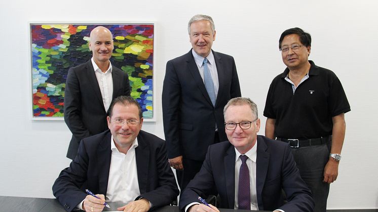 Signing of the agreement - Thomas Rike, Klaus Hengsbach, Roland, Dr Pinsheng Du