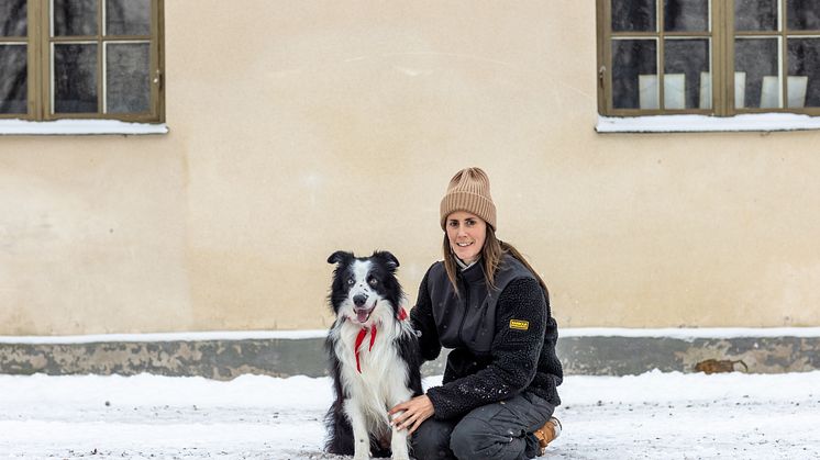 Louise Chatteli med Årets Sociala tjänstehund Chip. Foto Jenny Jurneilus
