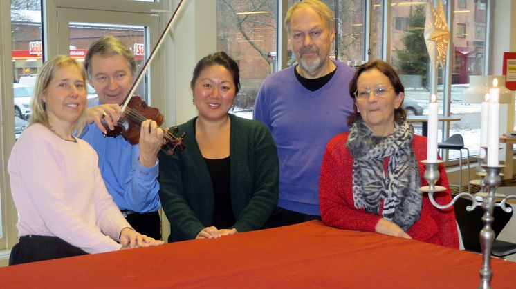 Annika, Geza, Carolina, Tommy och Eva-Lott är några av de som sjunger in julen i Oskarshamn