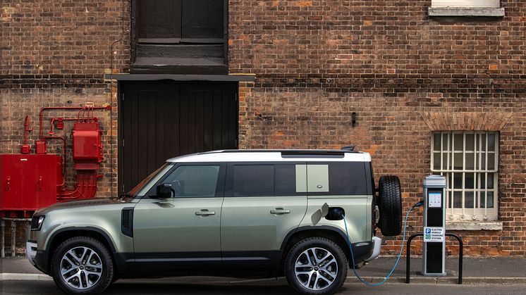 Land Rover Defender fås nu også med Plug-In-Hybrid elektrisk drivlinje, sekscylindret dieselmotor og som ny X-Dynamic model