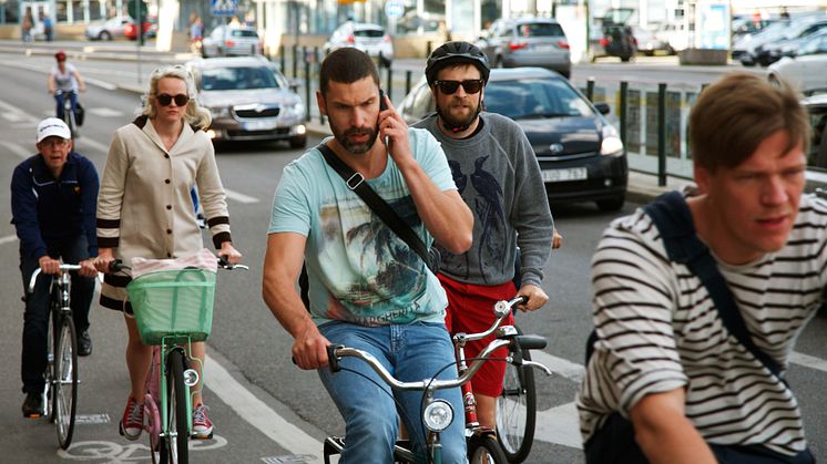 Var femte cyklist cyklar med musik i öronen