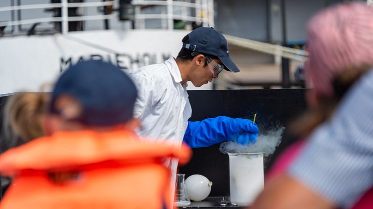 Maritiman på experimentturné till sommarlediga barn