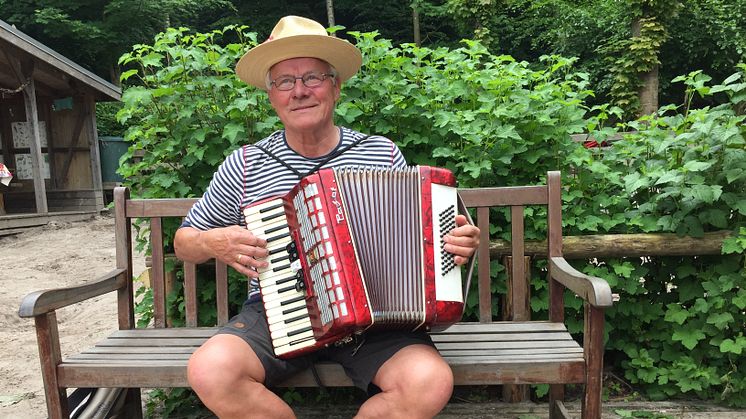 Erik Moes fra Friluftsrådet spillede musik for børnene