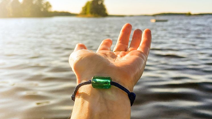 Bracenet X Småland - ett armband av spöknät med en småländsk glaspärla är symbolen för partnerskap mellan den hållbara destinationen Småland/Öland och Bracenet som verkar för att befria världshaven från spöknät.