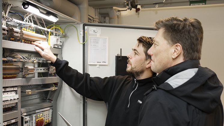 Drifttekniker Niklas Johansson och driftchef Robert Schwartze inspekterar Hotell Hedens energisystem.jpg