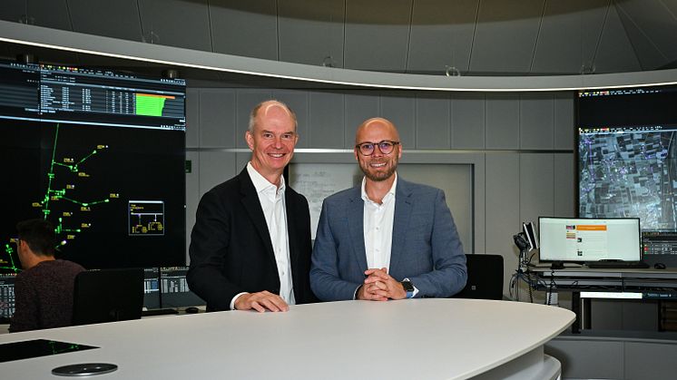 Besuch in der Netzleitstelle: LEW-Vorstand Dr. Dietrich Gemmel und der bayerische Staatsminister für Digitales Dr. Fabian Mehring