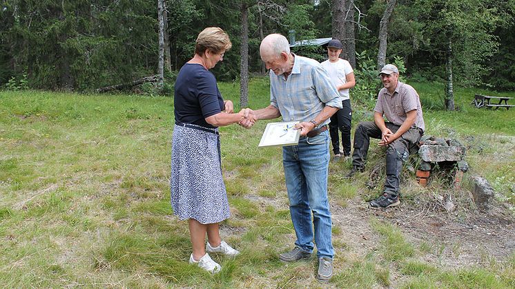 Ylva Thörn, Landshövding i Dalarnas län delar ut priset Årets ängsbrukare 2021 till Sören Eriksson