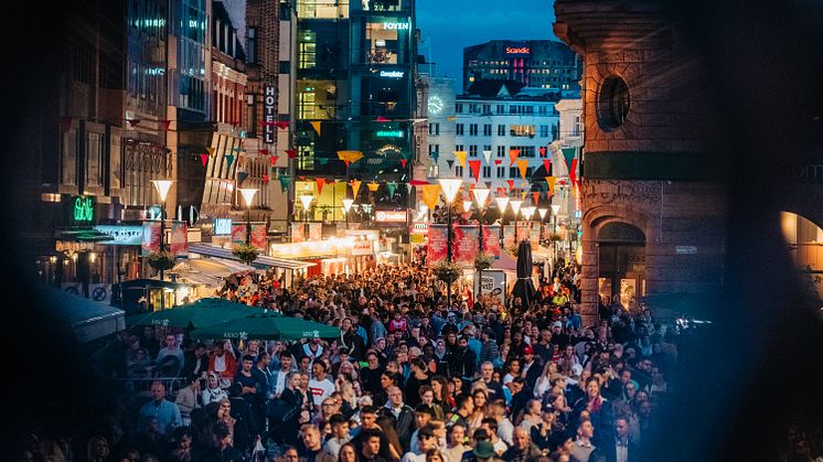 Fullt med folk på Södergatan under Malmöfestivalen 