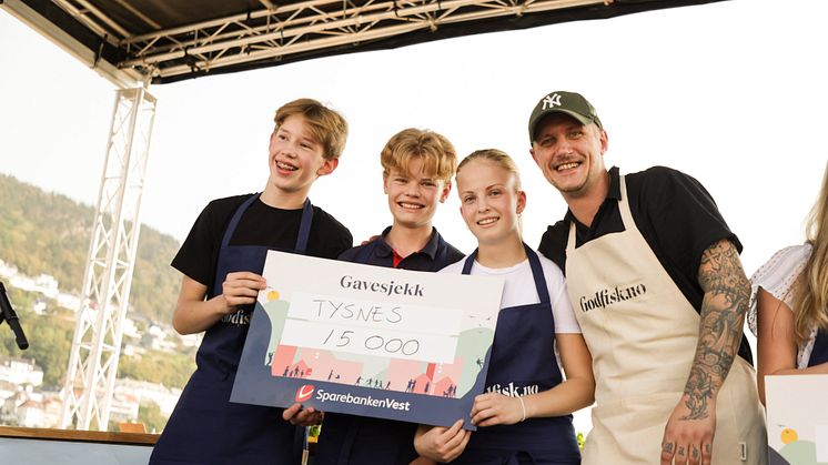 Vinnerlaget: Benjamin Bakken (14), Sjur Pettersen Opdal (15), Iselin Nilsen (15) og mentor Morten Klever. Foto: Øystein Grutle Haara 