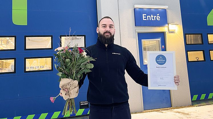 Nedim Ljukovac, besiktningstekniker på Bilprovningen i Rosersberg, har utsetts till månadens medarbetare. Foto: Bilprovningen