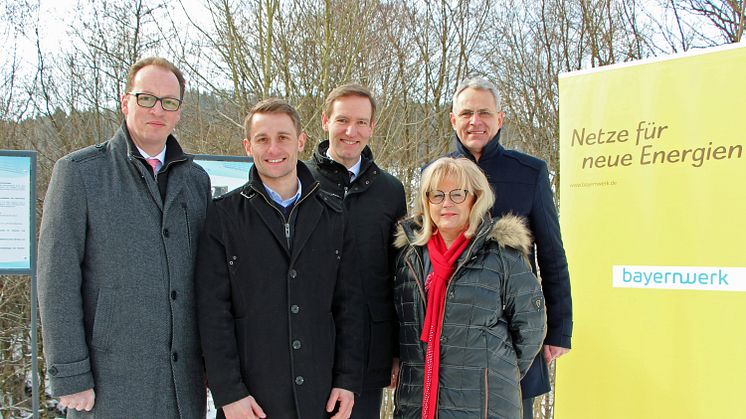 Christoph Henzel, Mitglied der Bayernwerk-Geschäftsleitung, Regierungspräsident Rainer Haselbeck, stv. Landrätin Helga Weinberger, Vorjahressieger Michael Miedl und Bürgermeister Martin Behringer (v.r.) in Thurmansbang beim diesjährigen Auftakt.