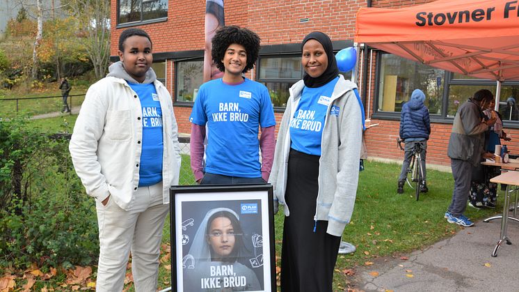 Adnan Ayanle, Sebastian Snell og Samira Hashi (komitéleder) fra TV-aksjonskomiteen på Stovner.