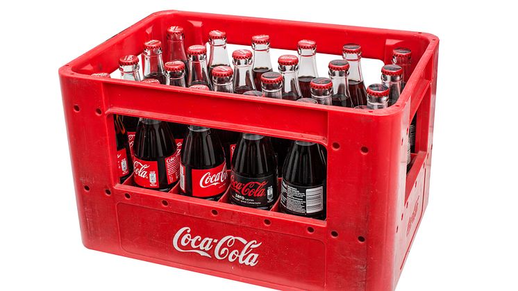 Coca-Cola-pullokoreja ei enää tehdä lisää vaan ne kierrätetään materiaalina uusiksi muovituotteiksi. Jos nurkissasi on tällainen kori, kannattaa miettiä haluatko päästä siitä eroon vai säilyttää sen. 
