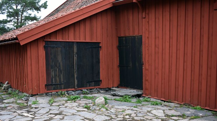 Kvibergsnäs Landeri - gårdsplanens stenläggning