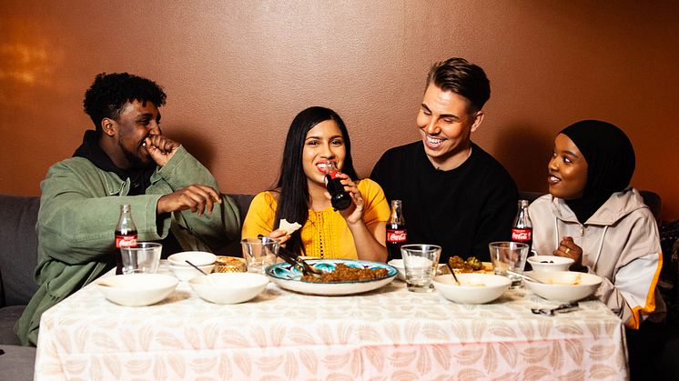 Hassan Maikal (@Hassan Maikal), Elisa Aryal, Valtteri Sandberg  ja Salma (@salmajj) yhteisen illallispöydän äärellä CokeTV:n Ramadania käsittelevässä jaksossa. 