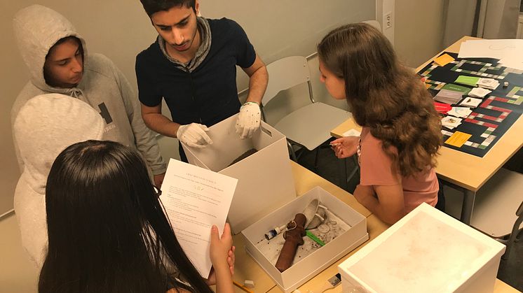 Elever från Gumaeliusskolan provar "Sensationella gravfynd från plaståldern - en framtidsexpedition". Fotograf: Fredrik Bronner